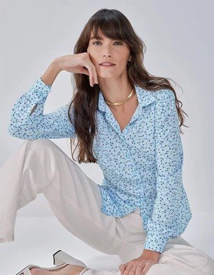 camisa branca amarrada look casual monocromatico com saia