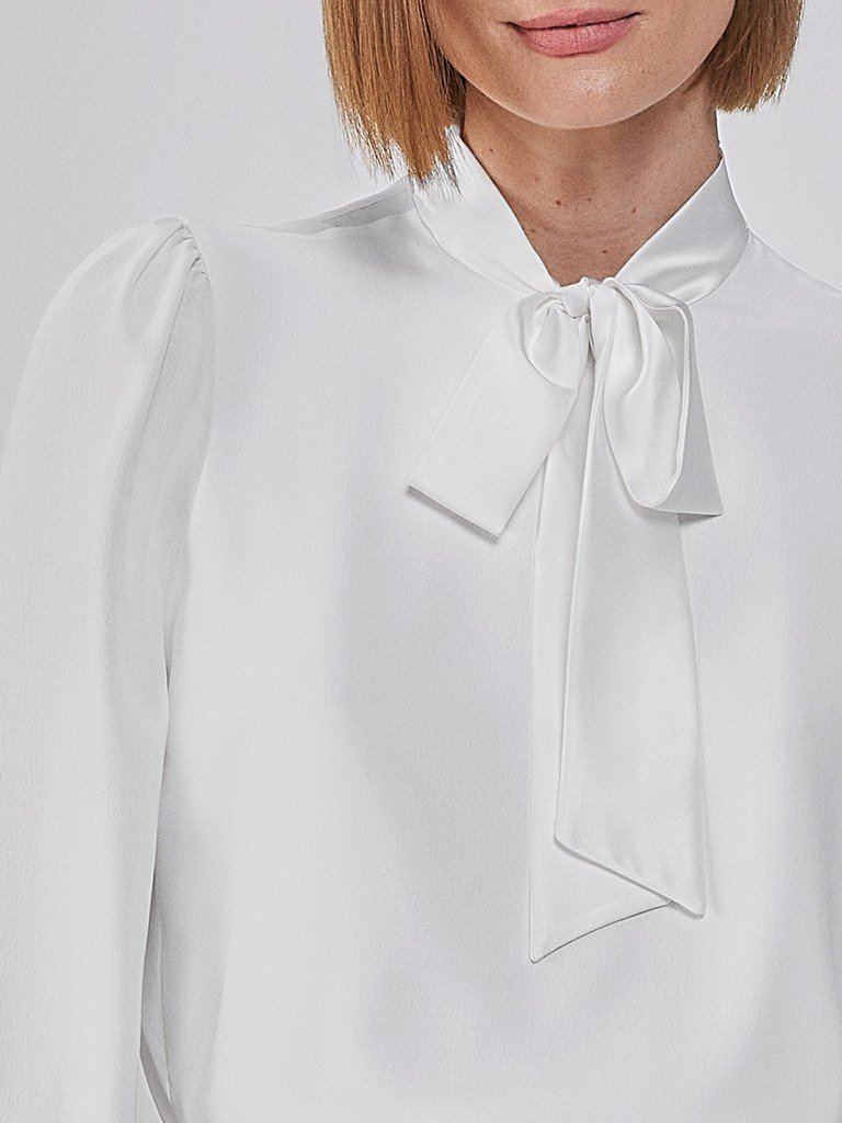 blusa off white gola laco detalhes
