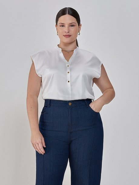 Blusa com Peitilho Off White Plus Size Domini