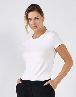 camisa branca amarrada look casual monocromatico com saia