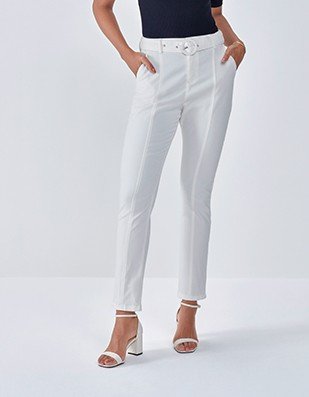 camisa branca amarrada look casual monocromatico com saia