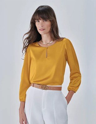 look natural com camisa amarrada calca amarelo