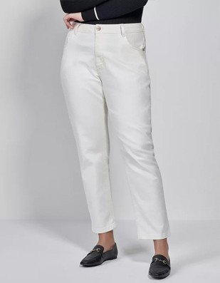 camisa branca amarrada look casual monocromatico com saia