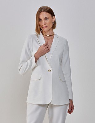 camisa branca amarrada look casual monocromatico com saia