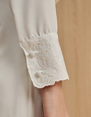 camisa branca amarrada look casual monocromatico com saia