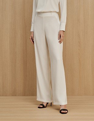 camisa branca amarrada look casual monocromatico com saia