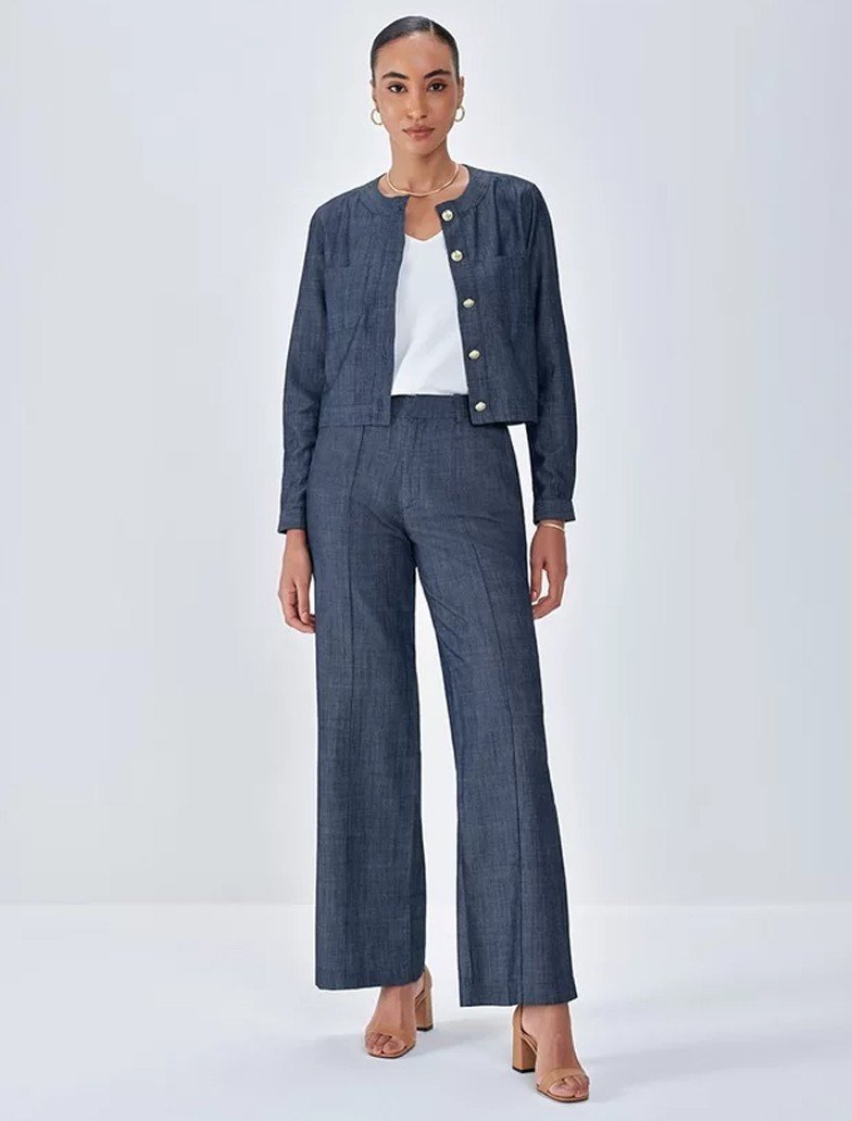 camisa branca amarrada look casual monocromatico com saia