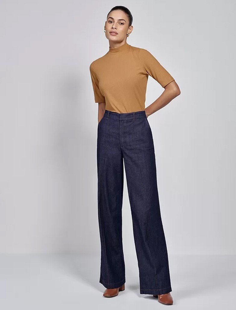 look natural com camisa amarrada calca amarelo