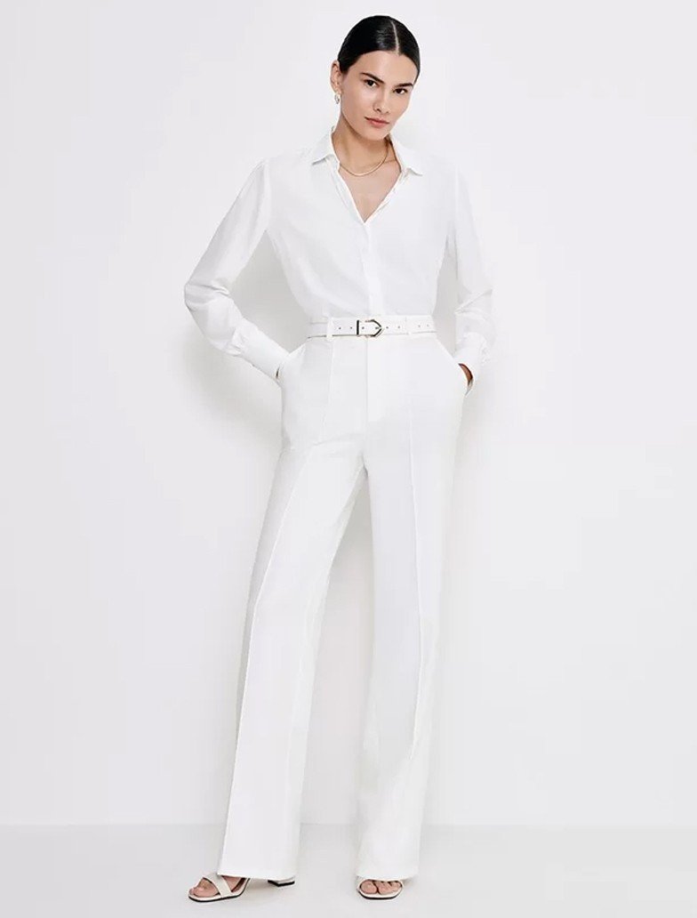 camisa branca amarrada look casual monocromatico com saia