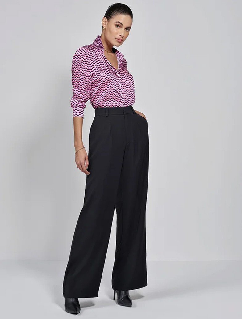 camisa branca amarrada look casual monocromatico com saia