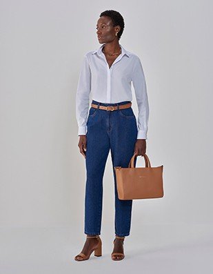 camisa branca amarrada look casual monocromatico com saia