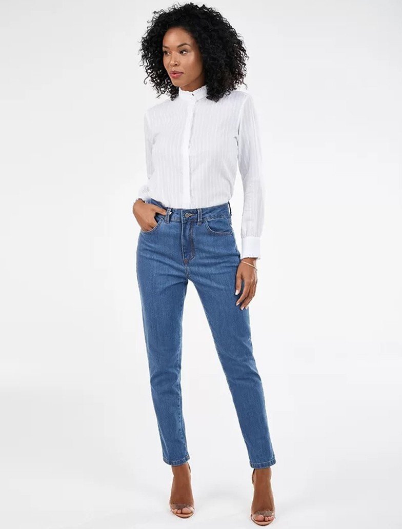 camisa branca amarrada look casual monocromatico com saia