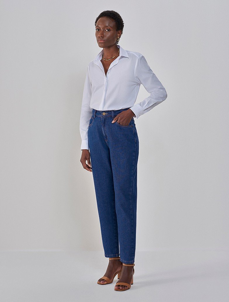 camisa branca amarrada look casual monocromatico com saia