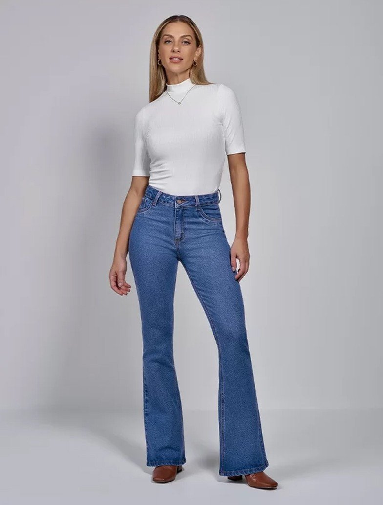 camisa branca amarrada look casual monocromatico com saia