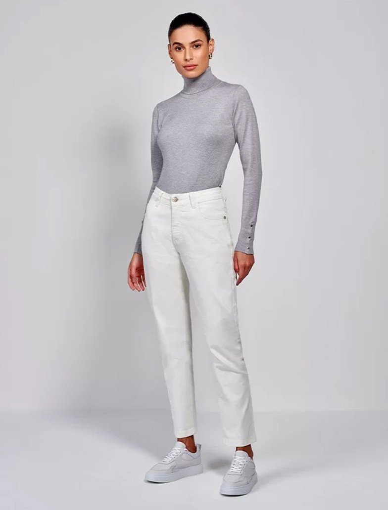 camisa branca amarrada look casual monocromatico com saia