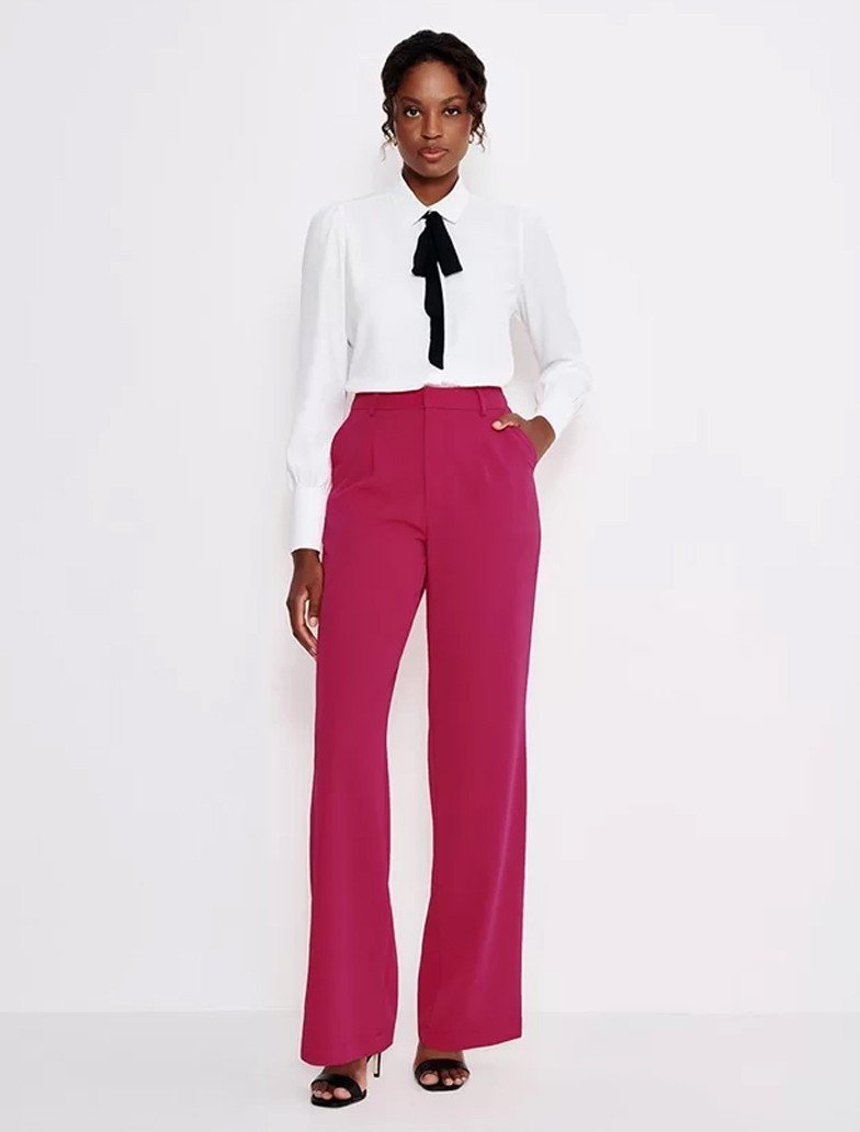 camisa branca amarrada look casual monocromatico com saia