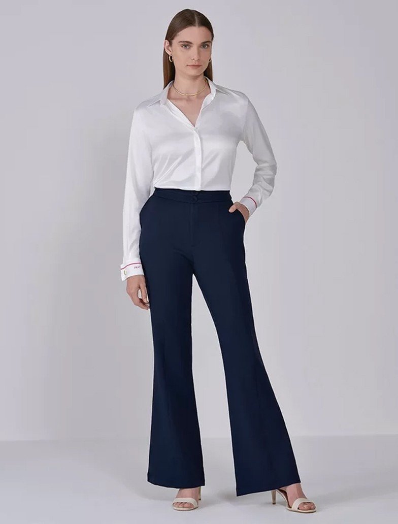 camisa branca amarrada look casual monocromatico com saia