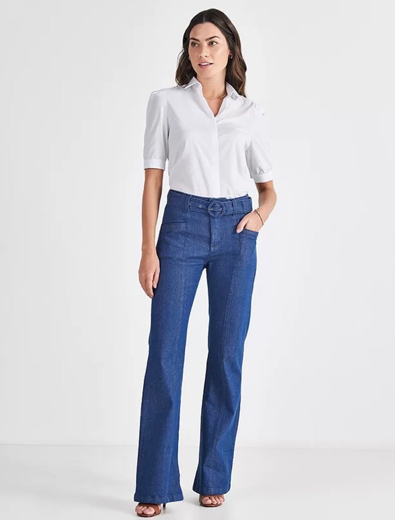 camisa branca amarrada look casual monocromatico com saia