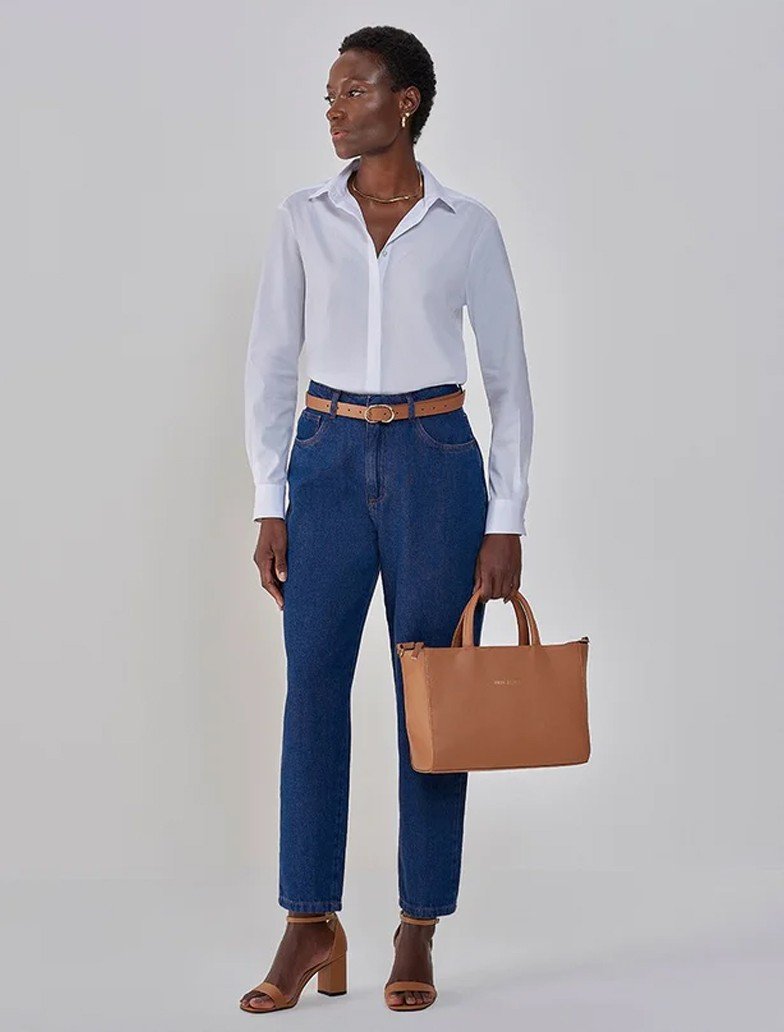 camisa branca amarrada look casual monocromatico com saia