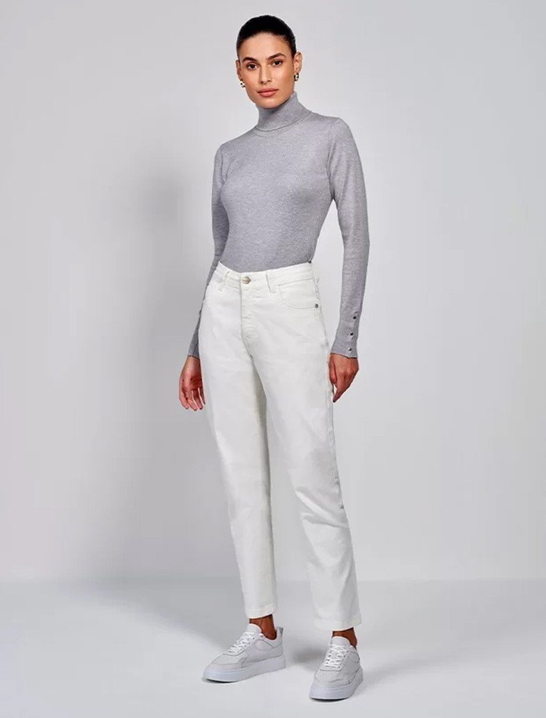 camisa branca amarrada look casual monocromatico com saia