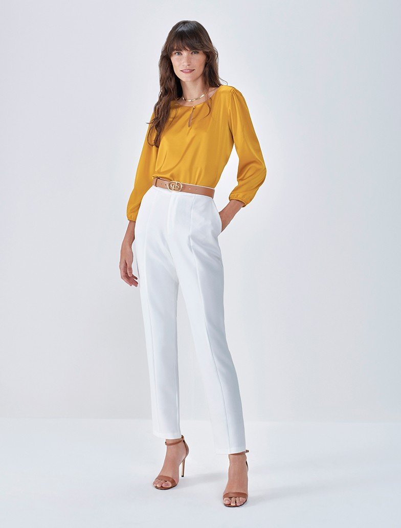 camisa branca amarrada look casual monocromatico com saia