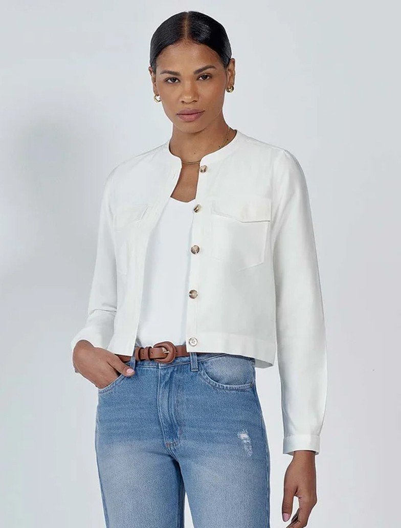 look natural com camisa amarrada calca amarelo