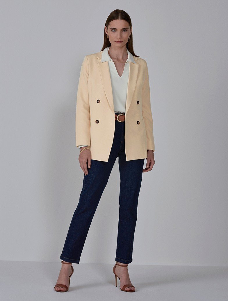 look natural com camisa amarrada calca amarelo