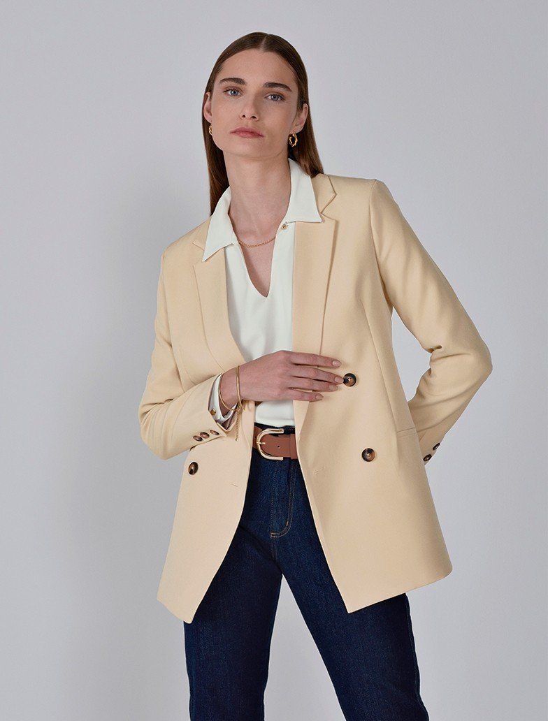 look natural com camisa amarrada calca amarelo