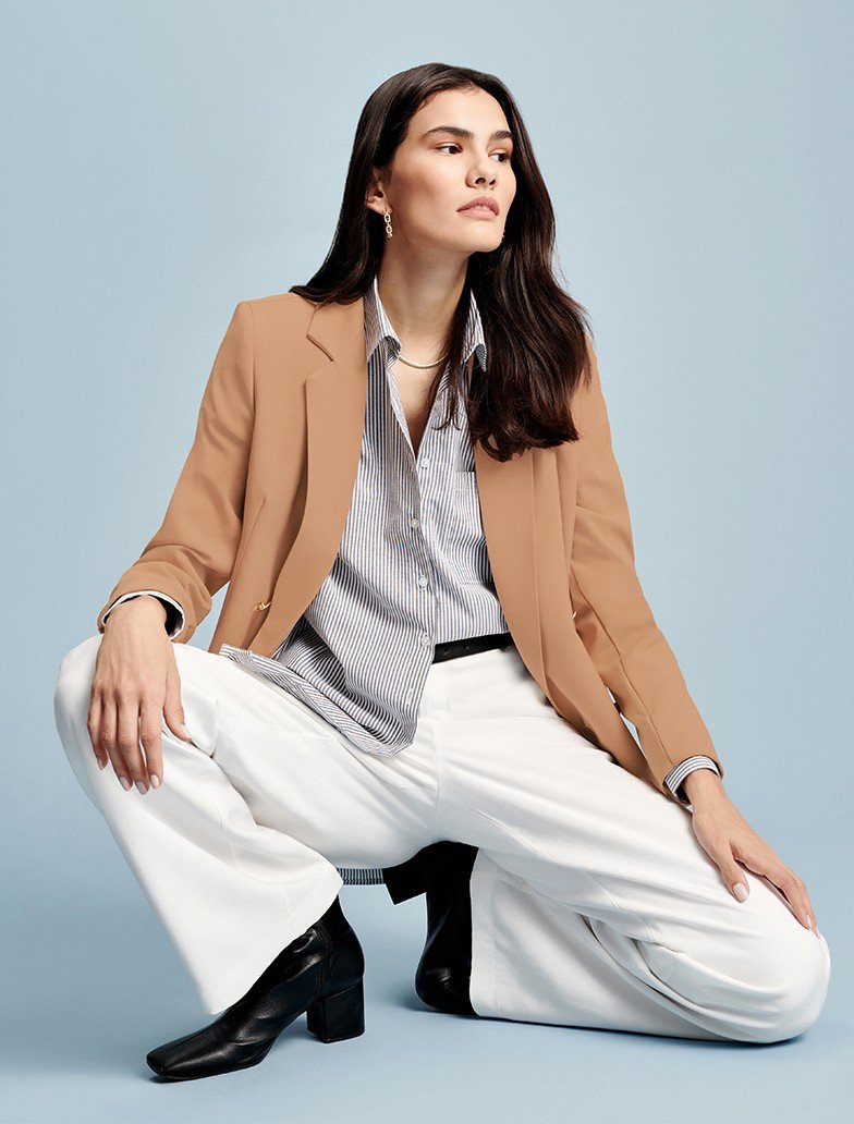 look natural com camisa amarrada calca amarelo