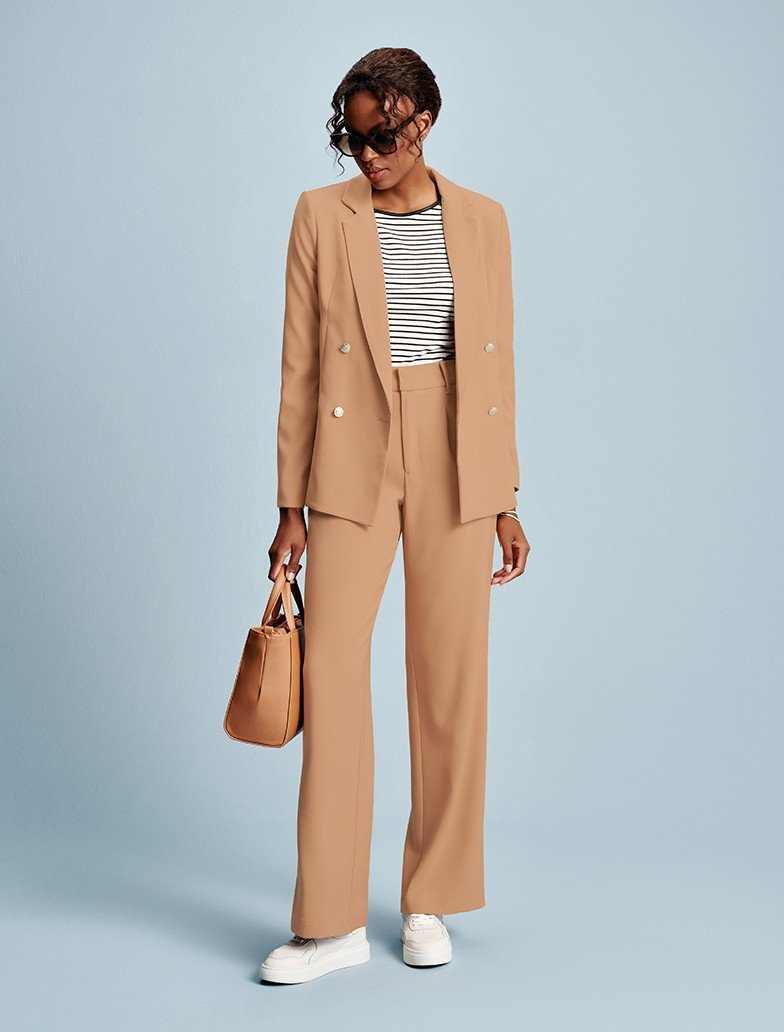 look natural com camisa amarrada calca amarelo