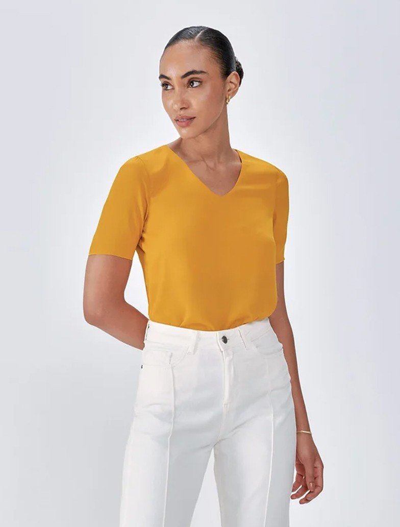 look natural com camisa amarrada calca amarelo