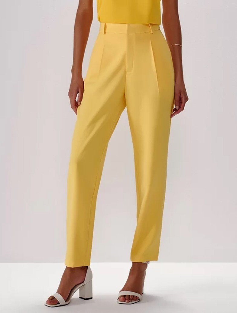 look natural com camisa amarrada calca amarelo