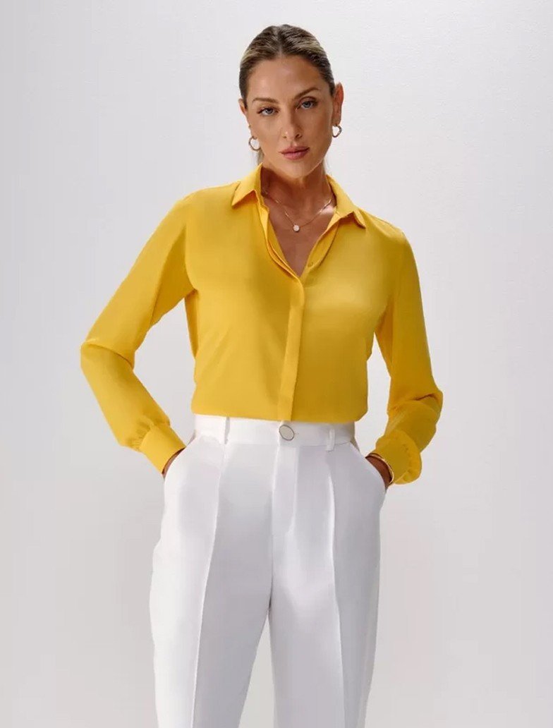 look natural com camisa amarrada calca amarelo