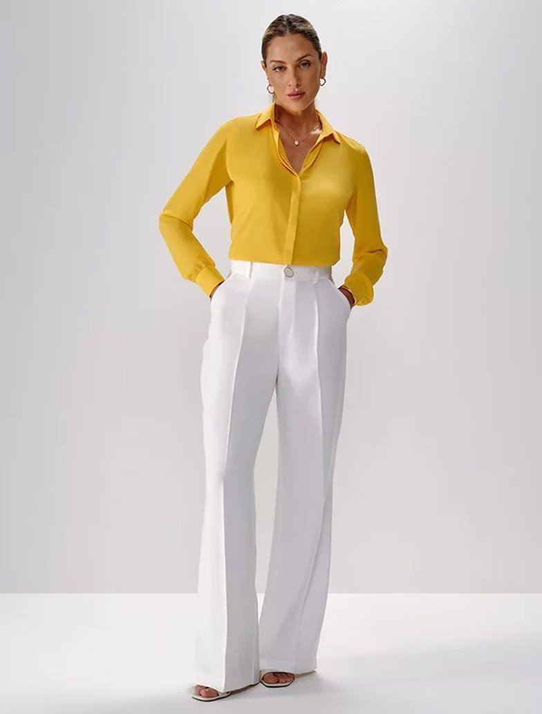 look natural com camisa amarrada calca amarelo
