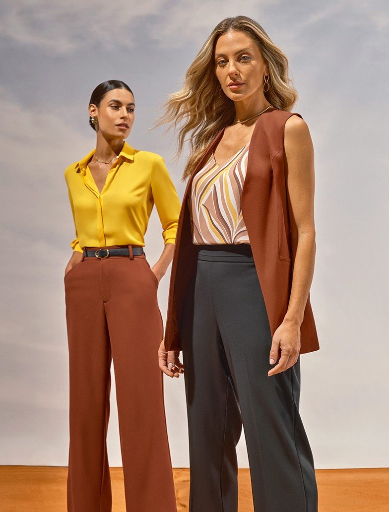 look natural com camisa amarrada calca amarelo