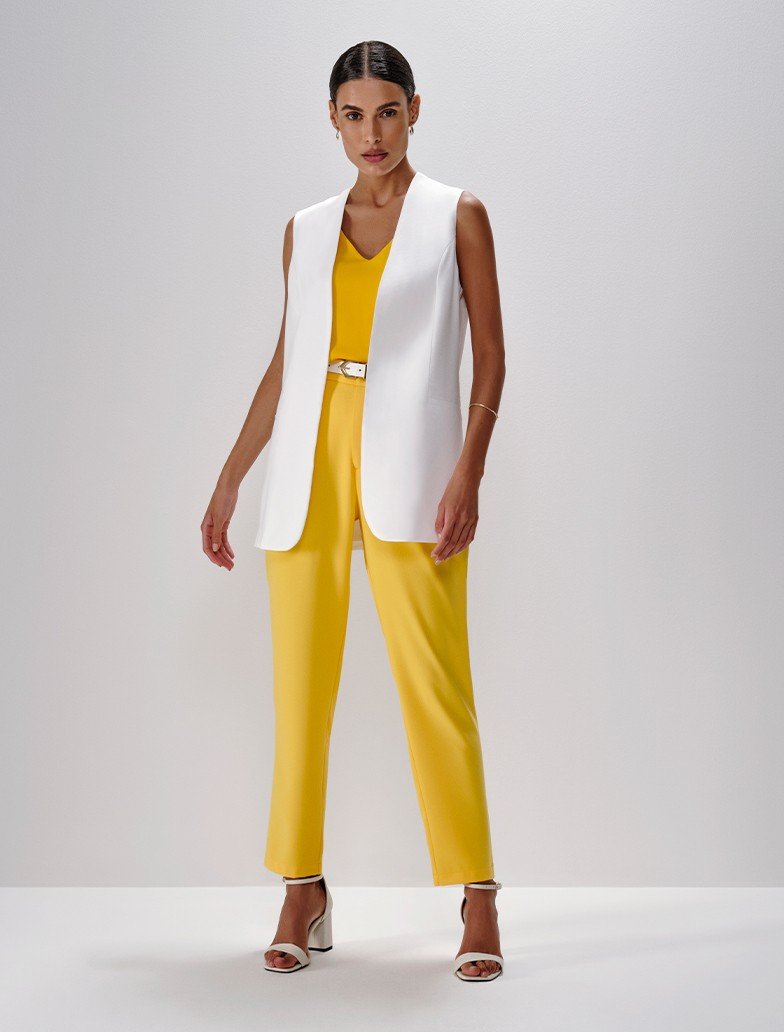 look natural com camisa amarrada calca amarelo
