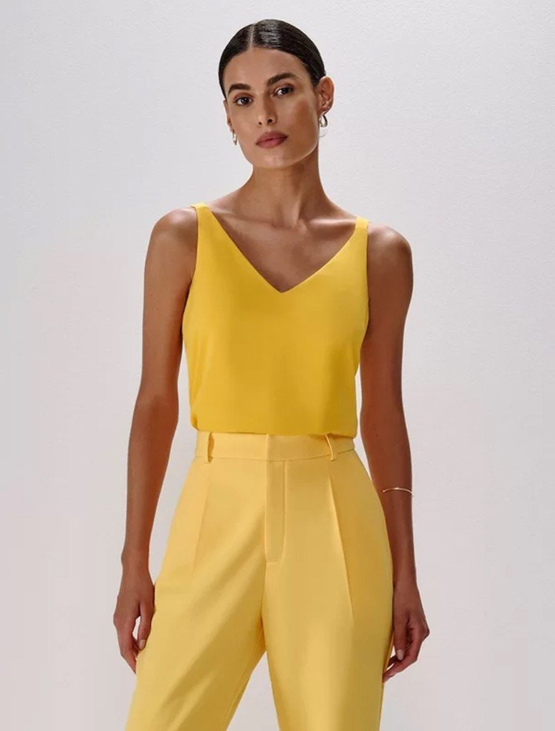 look natural com camisa amarrada calca amarelo