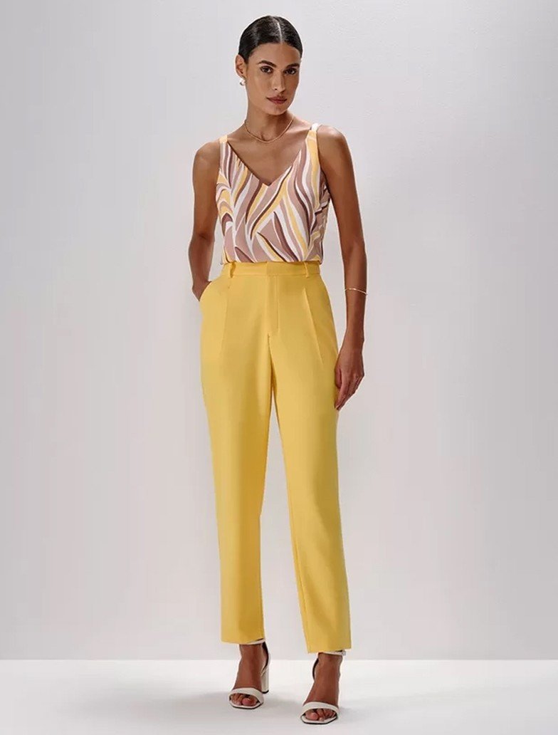 look natural com camisa amarrada calca amarelo