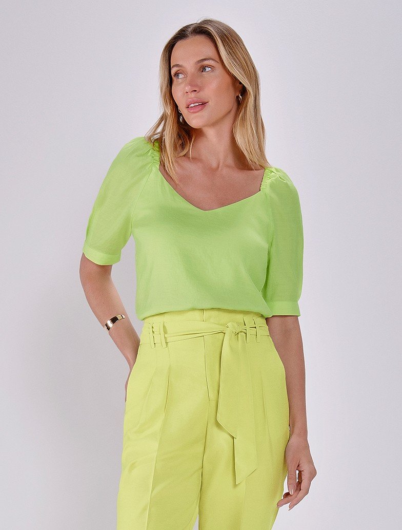 look natural com camisa amarrada calca amarelo
