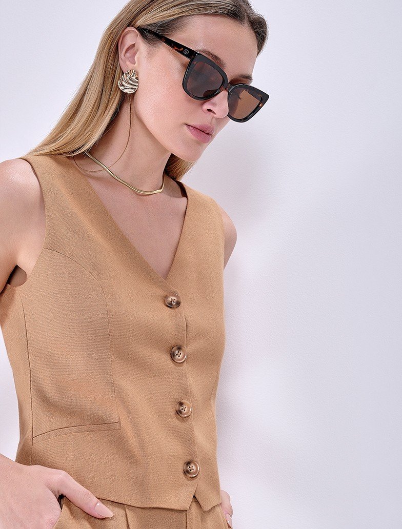 look natural com camisa amarrada calca amarelo