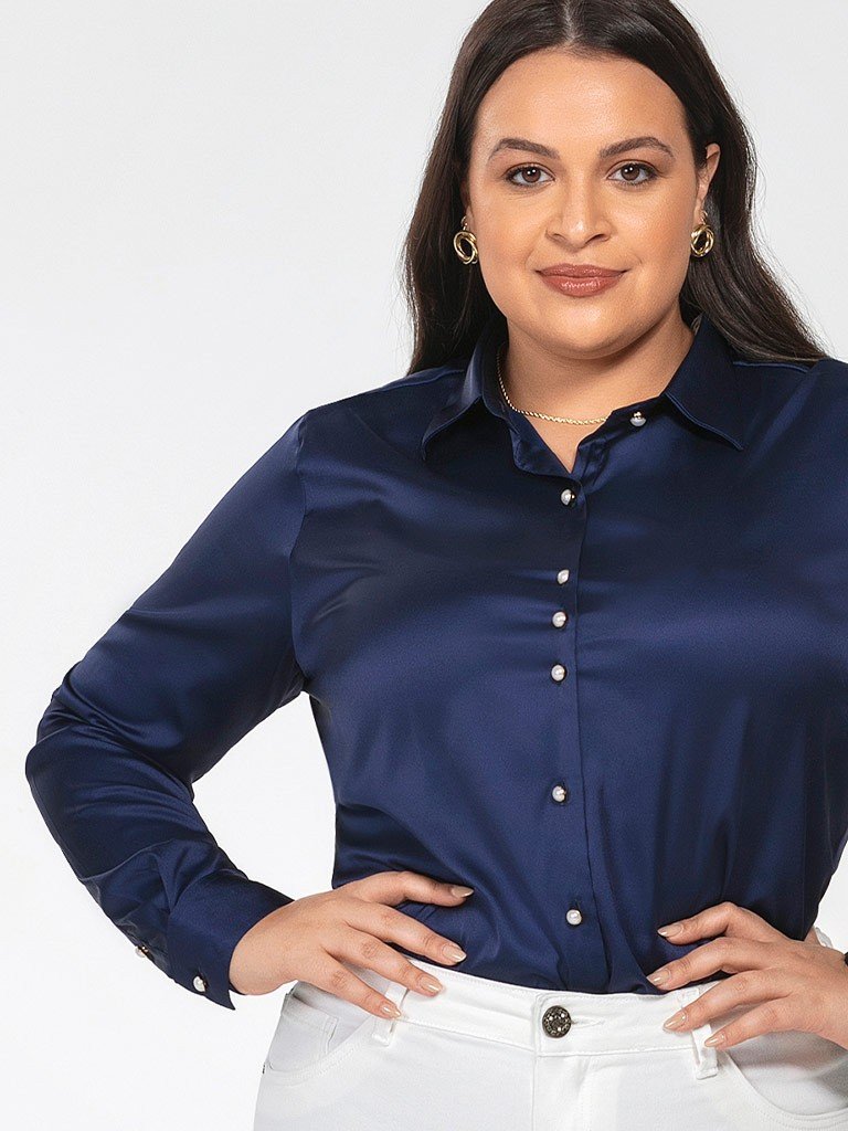 camisa plus size de cetim azul marinho jussara frente detalhe