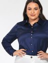 camisa plus size de cetim azul marinho jussara frente detalhe