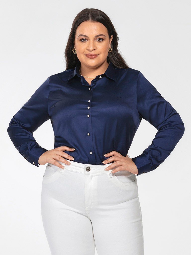 camisa plus size de cetim azul marinho jussara frente