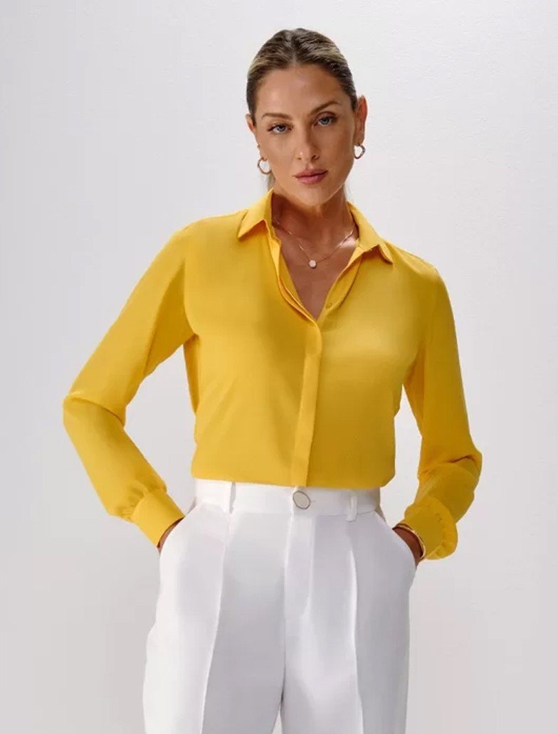 camisa amarela com botoes dourados
