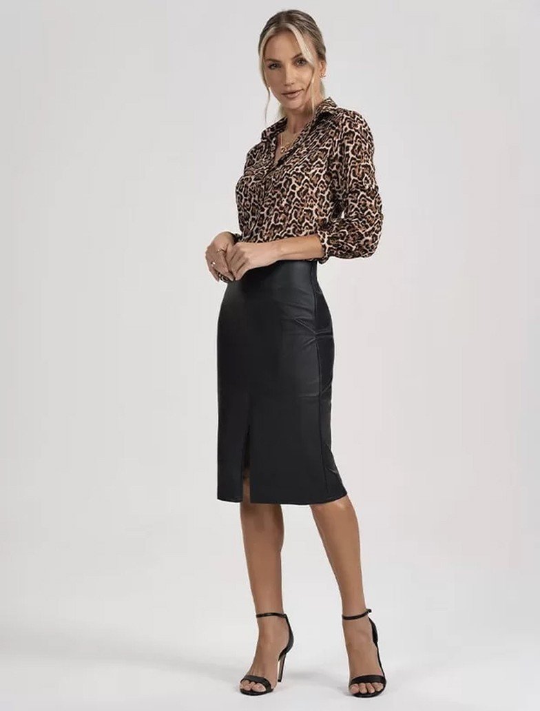 camisa animal print padronagem onca com saia preta texturizada