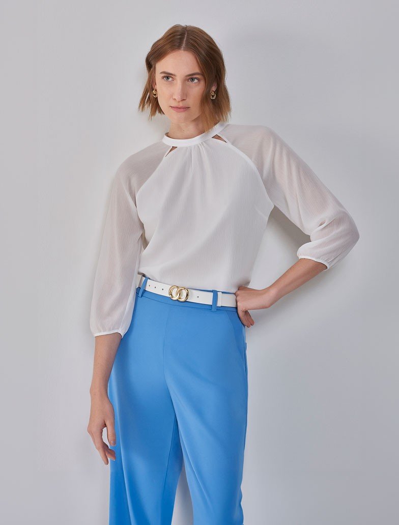 calca azul com blusa