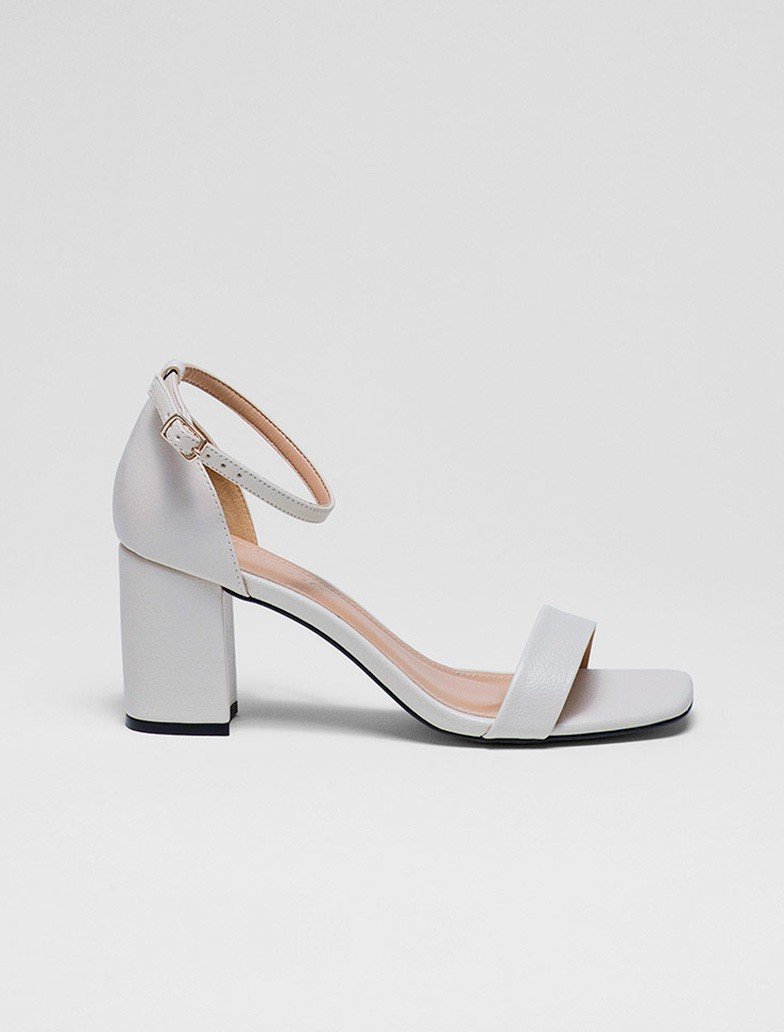 sandalia off white manuela capa