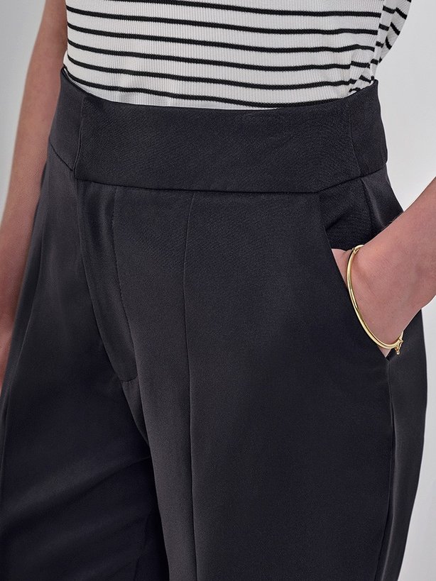 calca preta reese detalhe