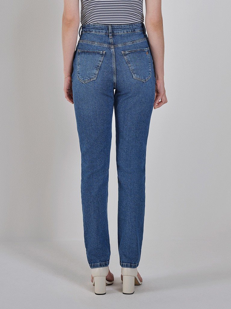 calca jeans escuro denim costas