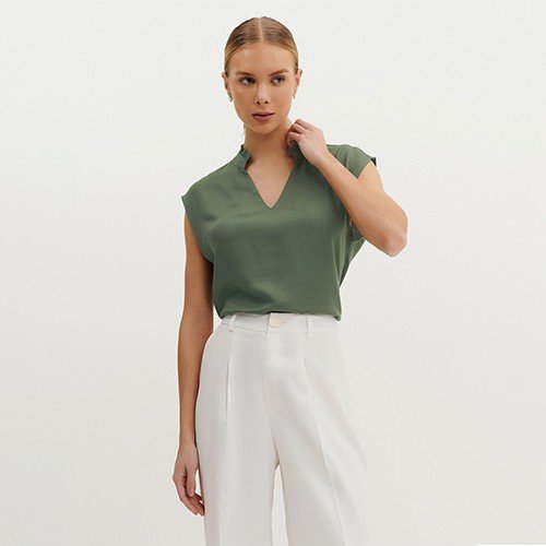 blusa decote v preto nilda pequeno detalhe
